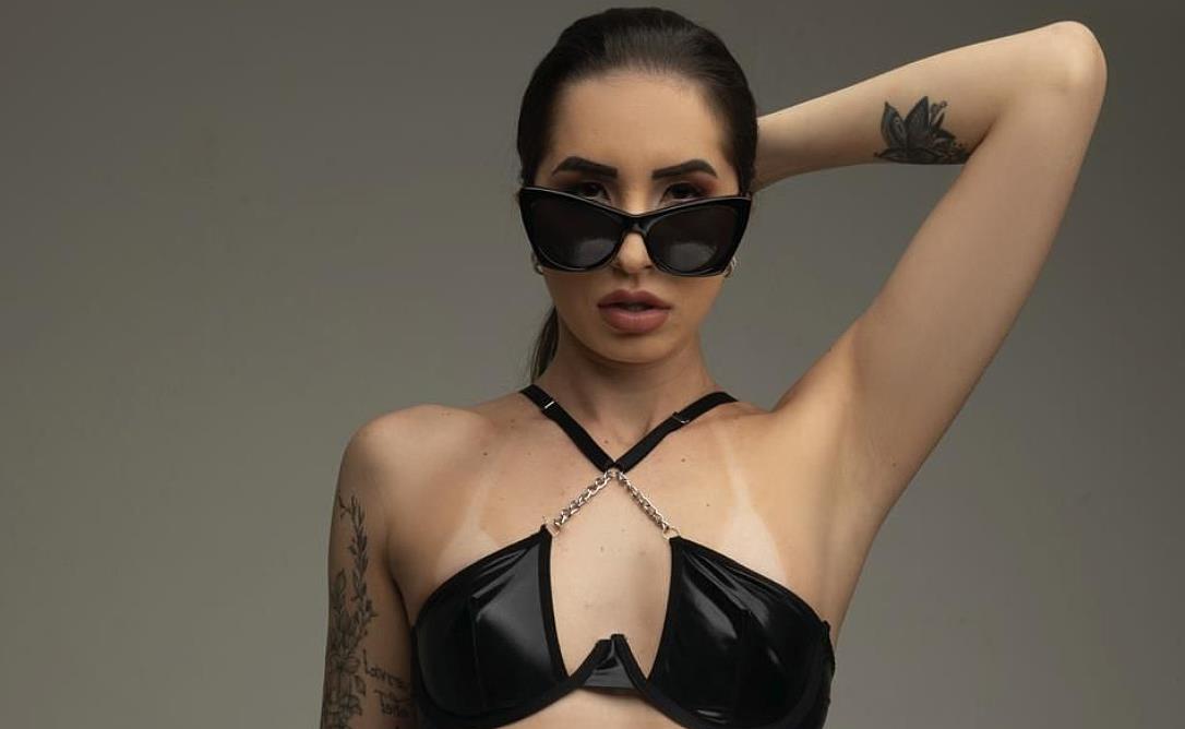 Ale Gaúcha grava vídeo íntimo com fã em banheiro químico durante o