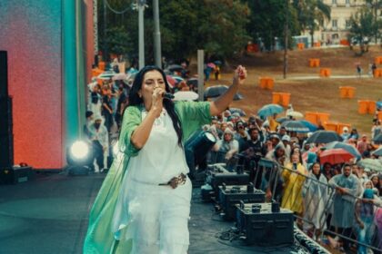 Eyshila fez a abertura do Louvorzão ainda debaixo de chuva